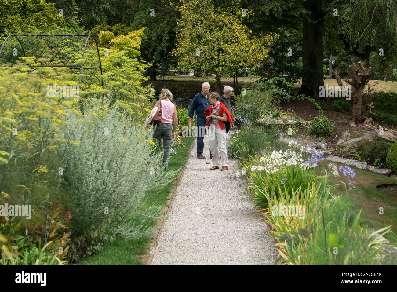 Les visiteurs de l'usine pépinière à Thornbridge Hall, une maison de campagne anglaise, Derbyshire, Royaume-Uni Banque D'Images