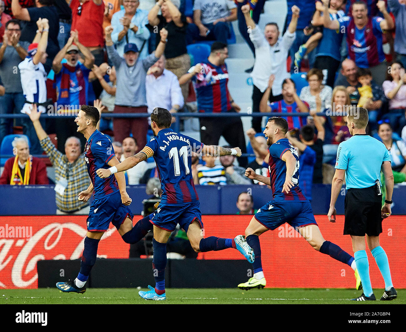 Estadi Ciutat de Valencia, Valencia, Espagne. 2e Nov, 2019. La Liga Football, le FC Barcelone contre Levante, Nemanja Radoja de Levante UD célèbre avec ses coéquipiers après avoir marqué le troisième but pour son équipe en minute 68' - usage éditorial : Action Crédit Plus Sport/Alamy Live News Banque D'Images