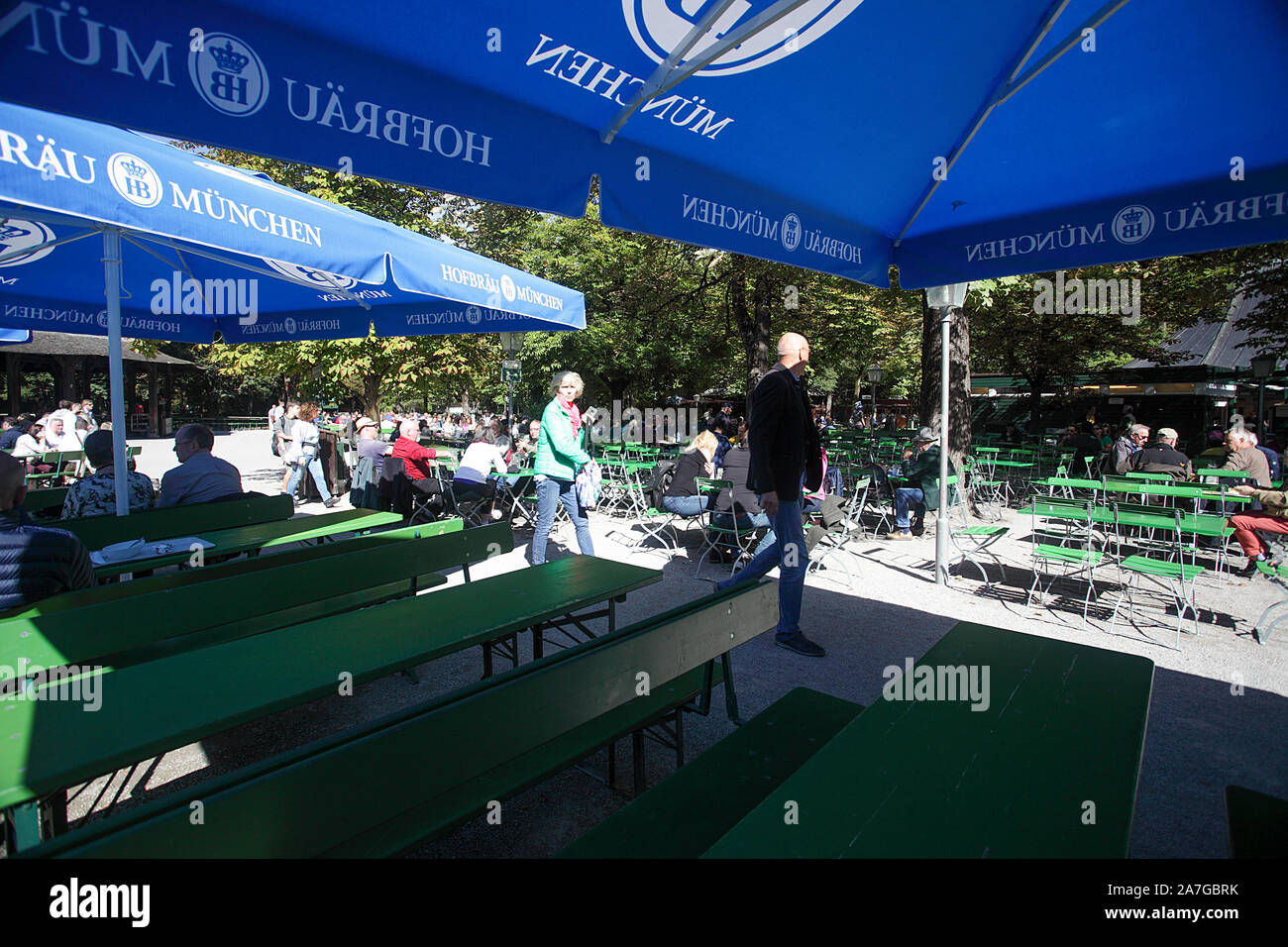 Vu ici est la zone dans le jardin anglais appelé la Tour Chinoise et jardin à bière de Munich. Capturé sur une belle journée d'automne Banque D'Images