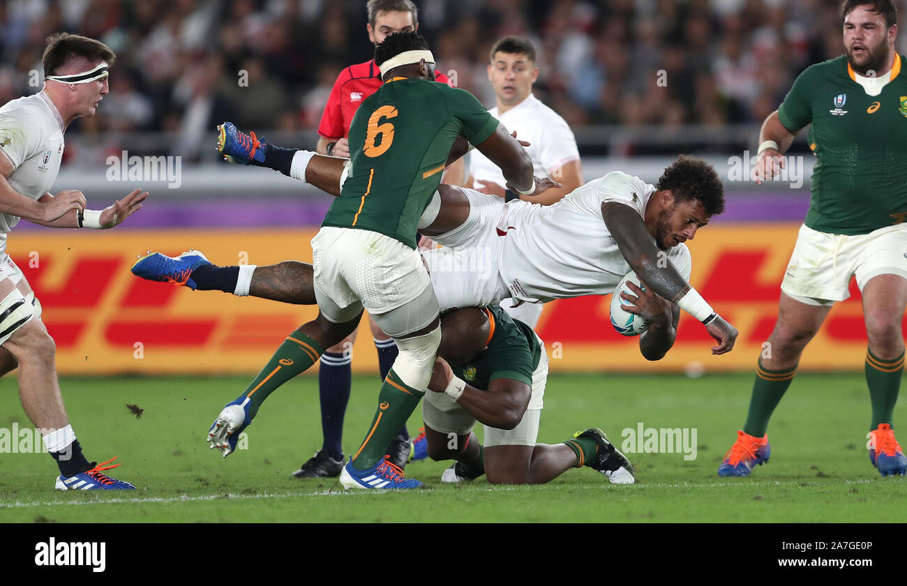 L'Angleterre Courtney Lawes est abordé par Mbongeni Mbonambi de l'Afrique du Sud (marbre) et Siya Kolisi (numéro 6) au cours de la finale de la Coupe du Monde de Rugby 2019 match au stade de Yokohama. Banque D'Images