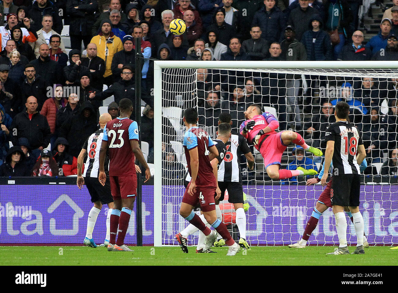 Fabian Balbuena de West Ham United (4L) sur l'objectif est sauvé par Martin Dubravka, le gardien de Newcastle United (1R). Premier League, West Ham United v Newcastle Utd au stade de Londres, Queen Elizabeth Olympic Park de Londres le samedi 2 novembre 2019. Ce droit ne peut être utilisé qu'à des fins rédactionnelles. Usage éditorial uniquement, licence requise pour un usage commercial. Aucune utilisation de pari, de jeux ou d'un seul club/ligue/dvd publications pic par Steffan Bowen/Andrew Orchard la photographie de sport/Alamy live news Banque D'Images