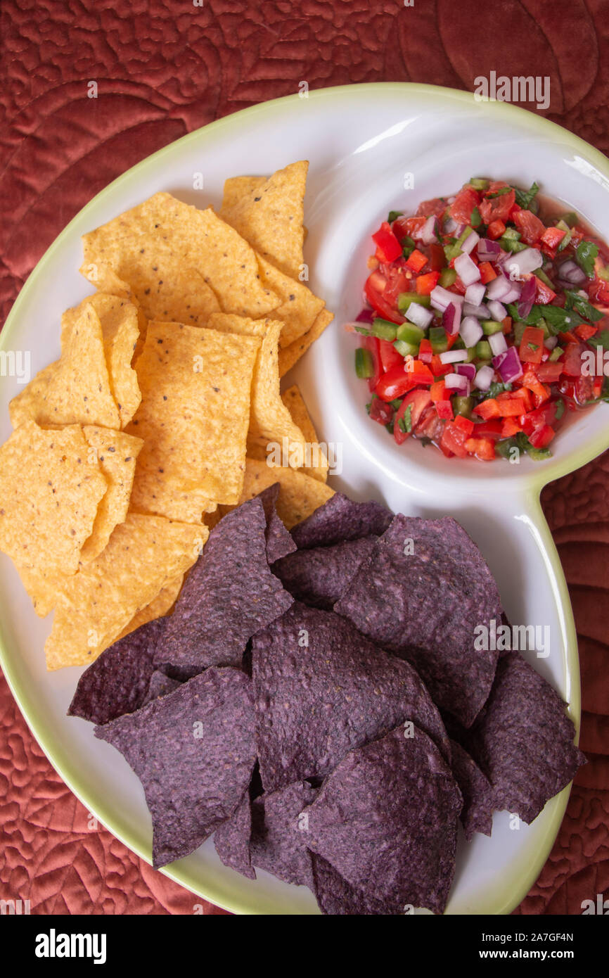 Bleu et Jaune organique des hanches avec un savoureux tortillas Salsa Bio Banque D'Images