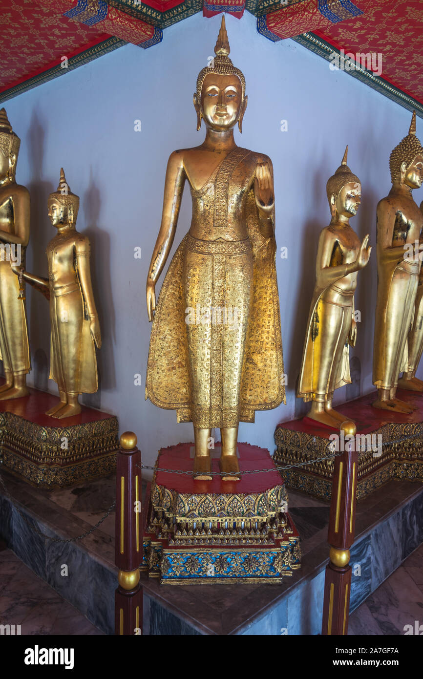Images de Bouddha dans une rangée à Wat Pho, également connu sous le nom de Wat Phra Chetuphon, 'Wat' signifie temple en thaï. Le temple est l'un des touristes les plus célèbres de Bangkok Banque D'Images