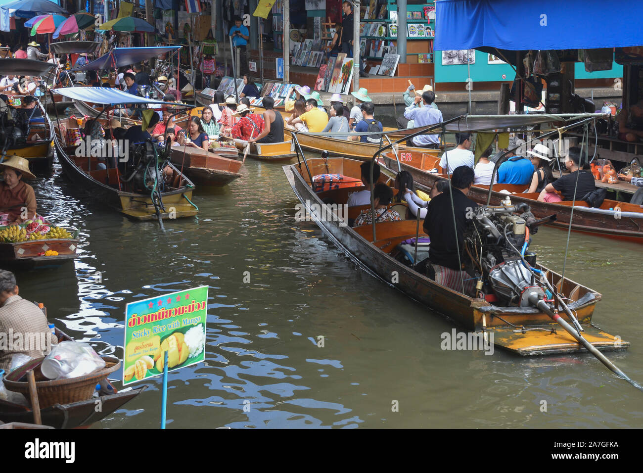Bangkok, Thaïlande - novembre 09 : le marché flottant de Damnoen Saduak est un marché traditionnel, où ils vendent des marchandises et de la nourriture à partir des bateaux. Banque D'Images