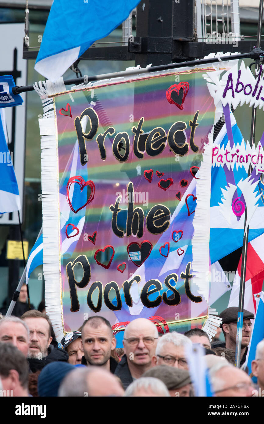 Protéger les plus pauvres à l'indépendance, la bannière 2020 rallye indyref - George Square, Glasgow, Scotland, UK - 2 novembre 2019 Banque D'Images