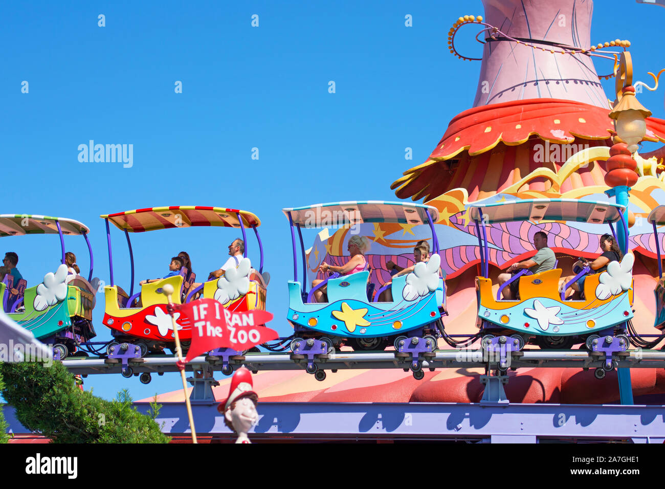 Seuss Landing Train Trolley, les gens dans les manèges, Famille, Adultes avec enfants, Islands of Adventure, le complexe Universal Studios Orlando, Floride, USA Banque D'Images