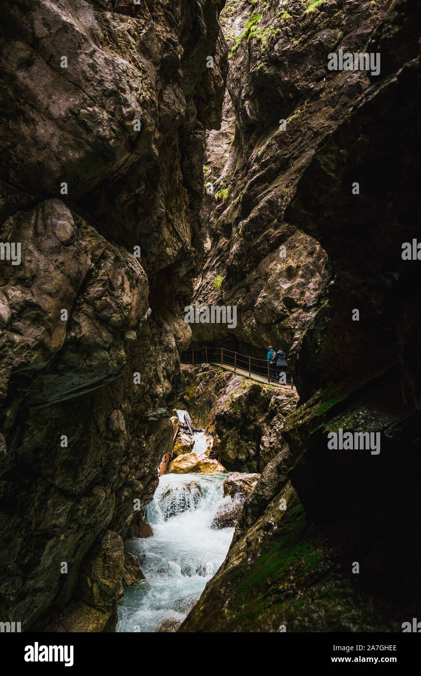 Explorer la beauté de Höllentalklamm / Hell Valley, à proximité Grainau au cours d'une journée d'été avec un Moody de l'eau claire (cours d'Höllental, Allemagne, Europ Banque D'Images