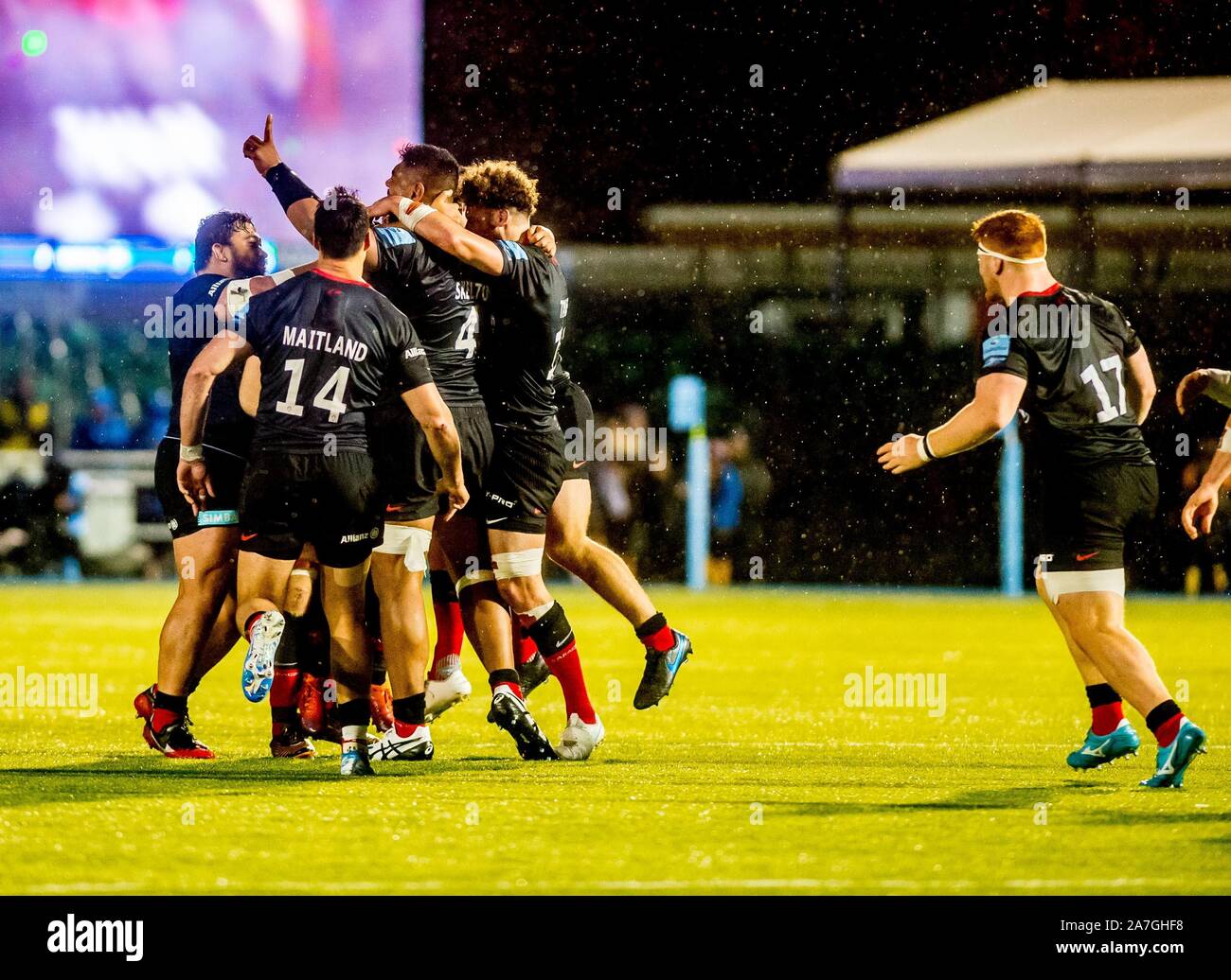 Londres, Royaume-Uni. 09Th Nov, 2019. Saracens célébrer Manu Vunipola's essai de pénalité dans les derniers instants de la deuxième moitié de donner la victoire 16-13 Saracens au Gallagher Premiership match de rugby entre sarrasins et London Irish à l'Allianz Park, Londres, Angleterre. Photo par Phil Hutchinson. Credit : UK Sports Photos Ltd/Alamy Live News Banque D'Images