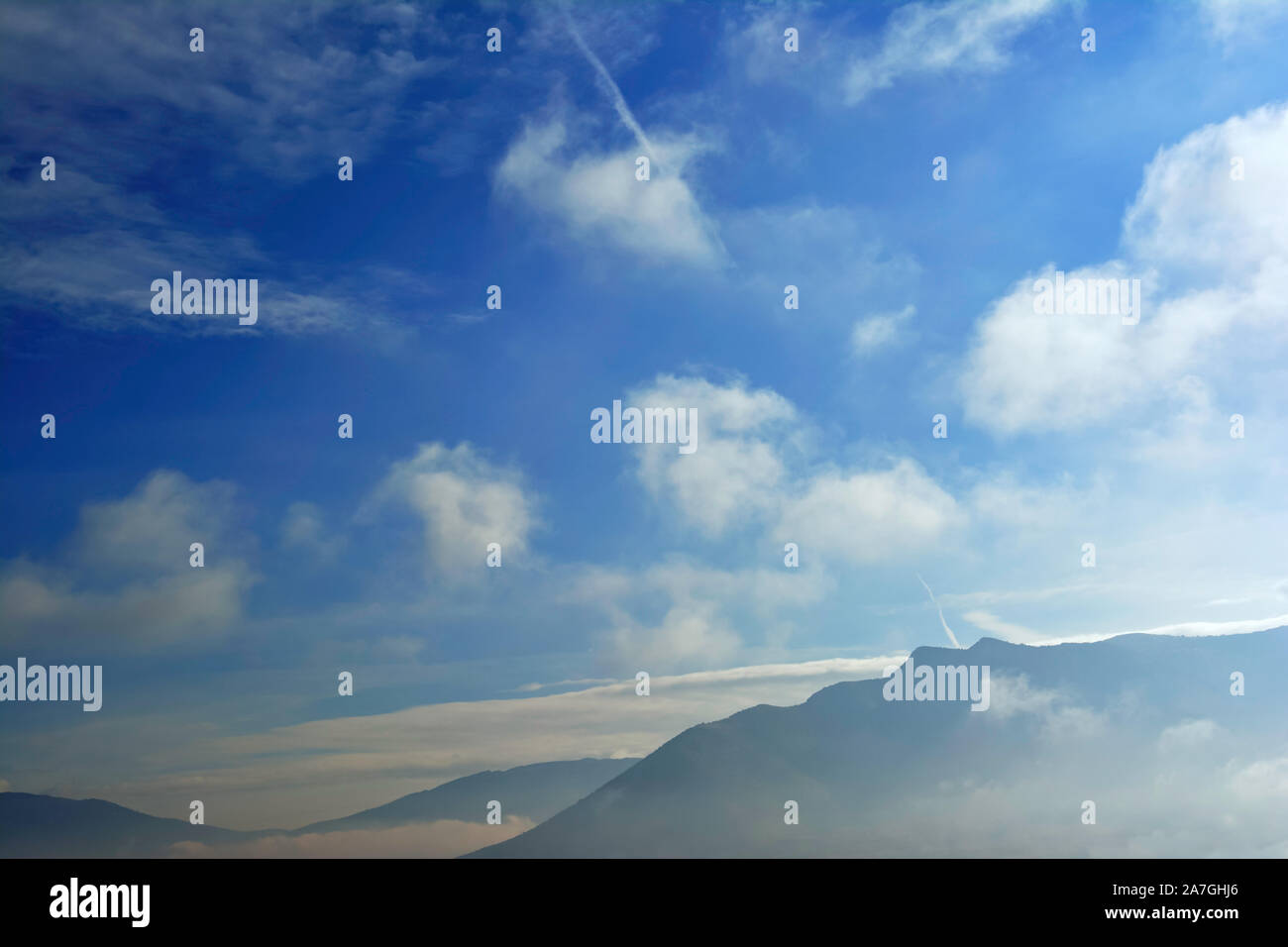 Paysage avec mountain entouré par des nuages et du brouillard Banque D'Images