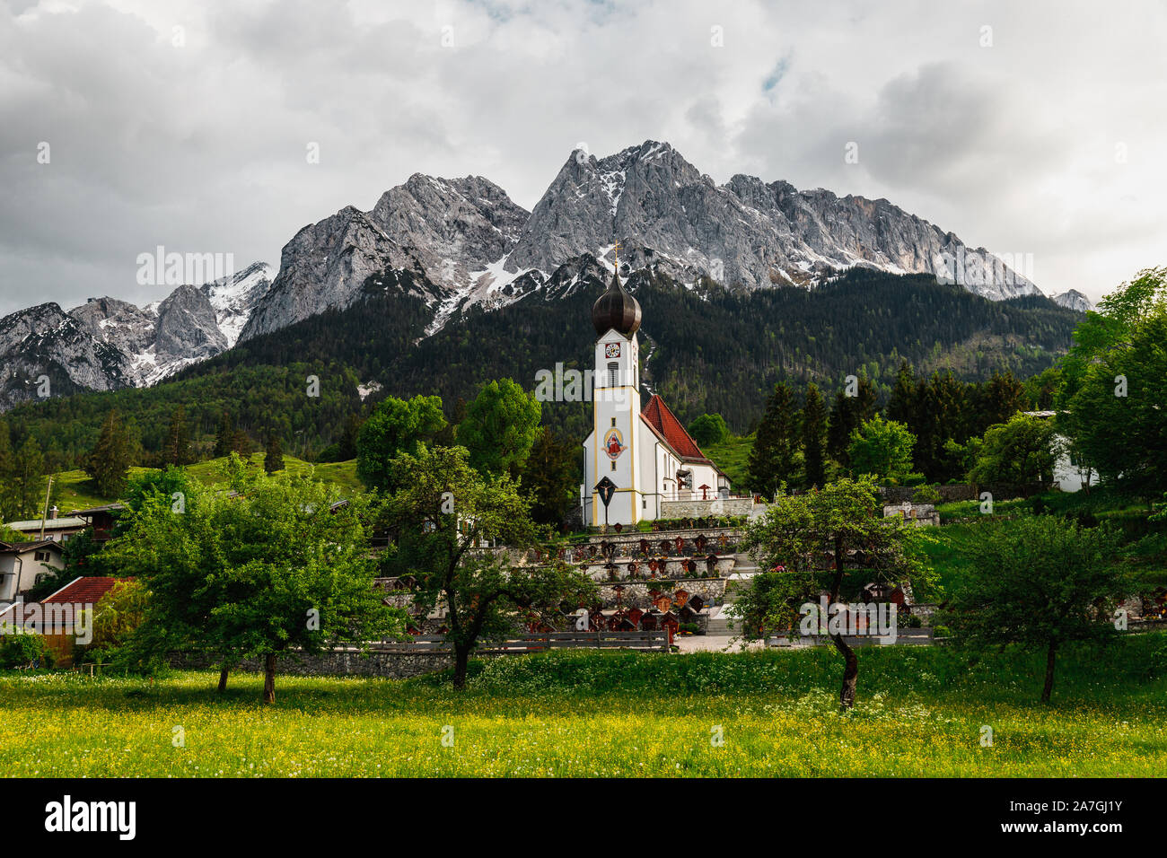 Belle église bavaroise en Grainau avec panorama des Alpes, verdure et moody nuages (Berlin, Allemagne, Europe) Banque D'Images