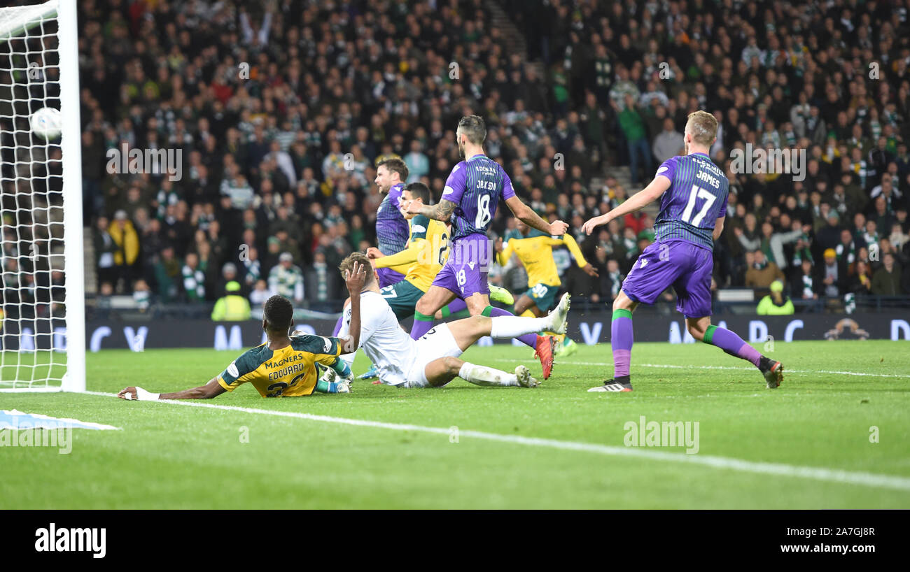 Hampden Park, Glasgow. L'Écosse, au Royaume-Uni. 2e Nov, 2019. Betfred, Scottish League Cup Semi finale. Hibernian vs Celtic . Mohamed celtique Elyounoussi (C) marque son 2e but contre Hibs Crédit : eric mccowat/Alamy Live News Banque D'Images