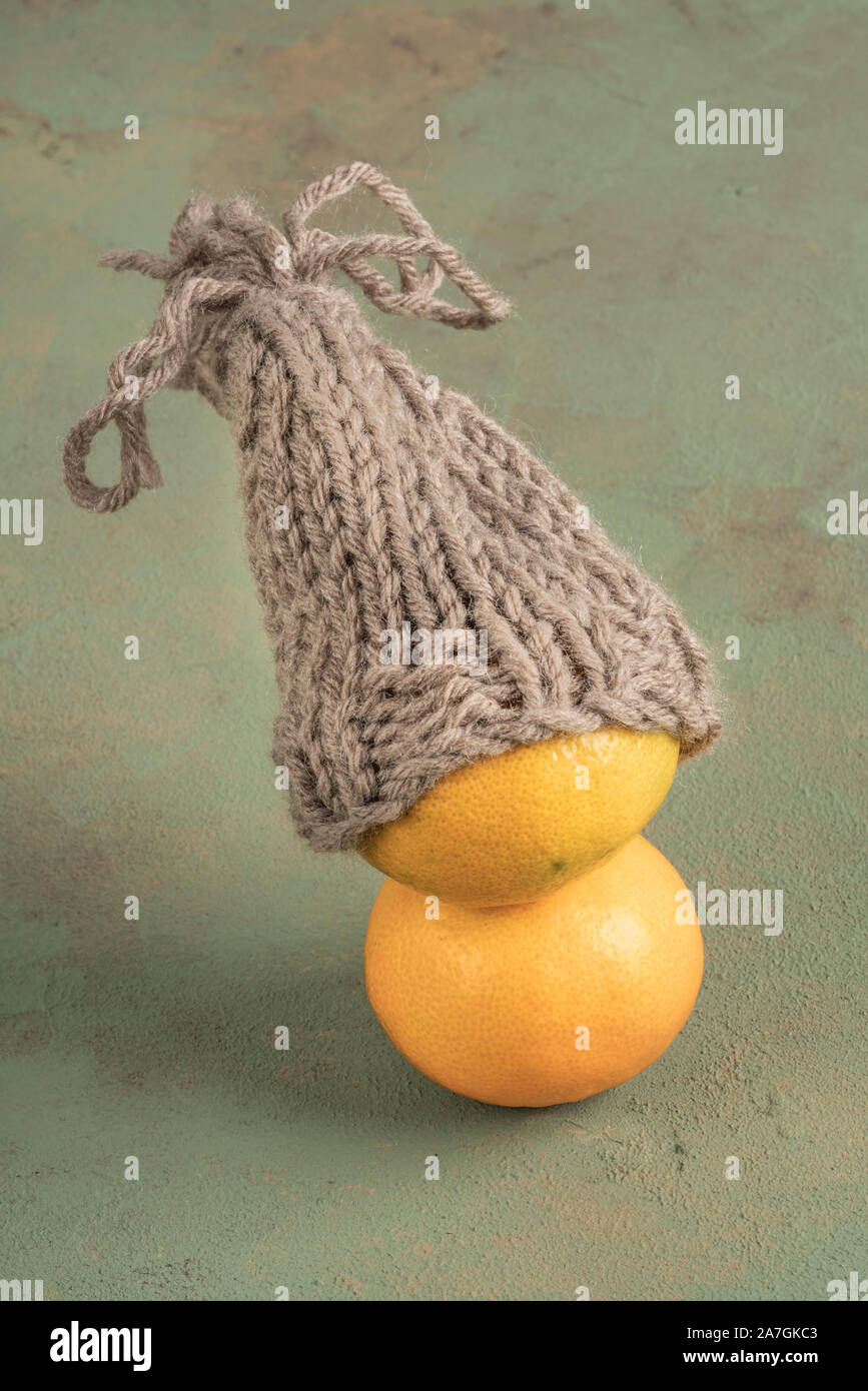 La mandarine fruits portant des étoffes hat on green with copy space Banque D'Images