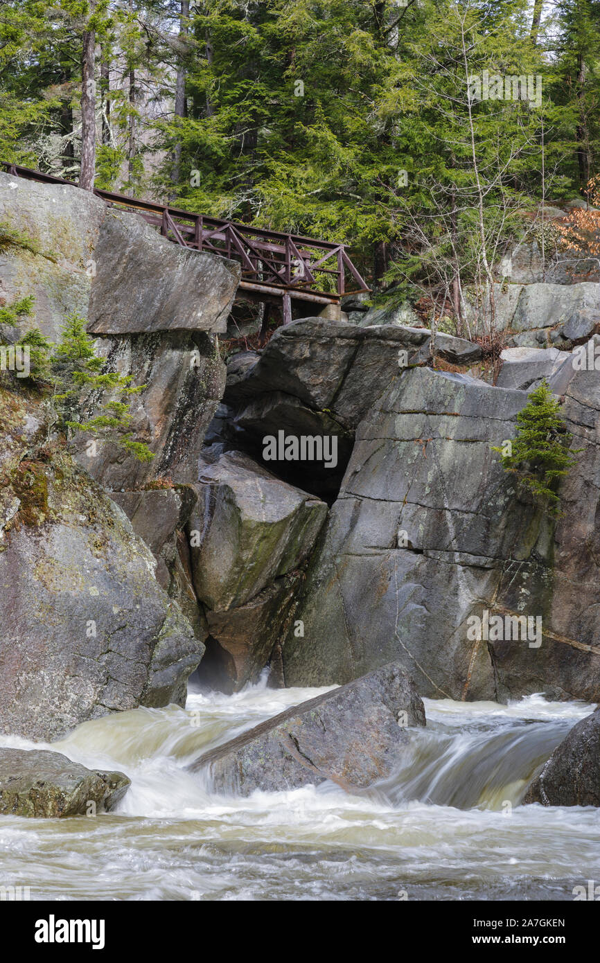 Bassin d'Agassiz, sur Mossilauke Brook, à North Woodstock, New Hampshire USA pendant les mois de printemps. Bassin d'Agassiz porte le nom d'un naturaliste Suisse, Louis Banque D'Images