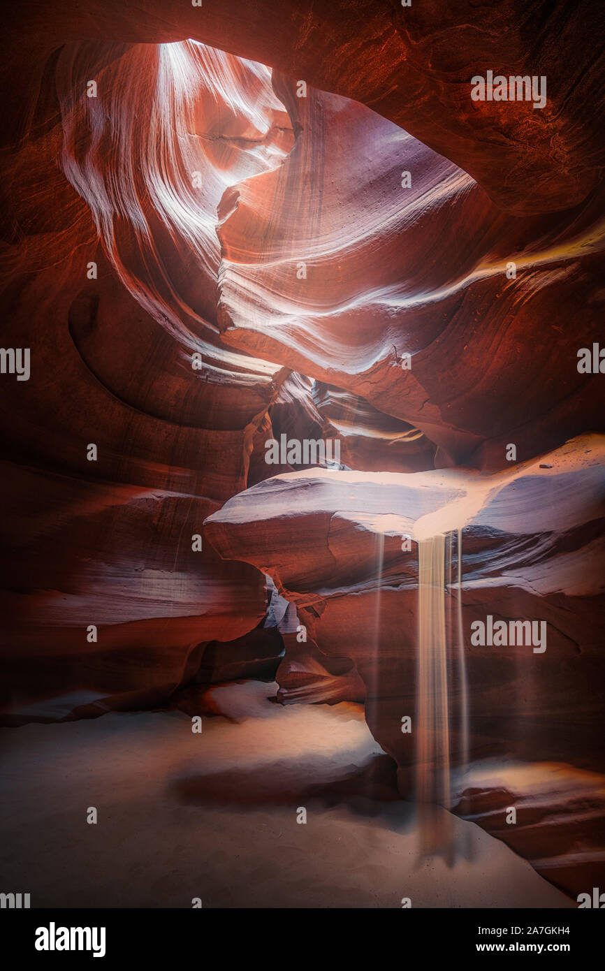 Sandfall dans Antelope Canyon. Arizona, USA, comme une douce lumière qui entre dans l'intérieur du logement. Banque D'Images