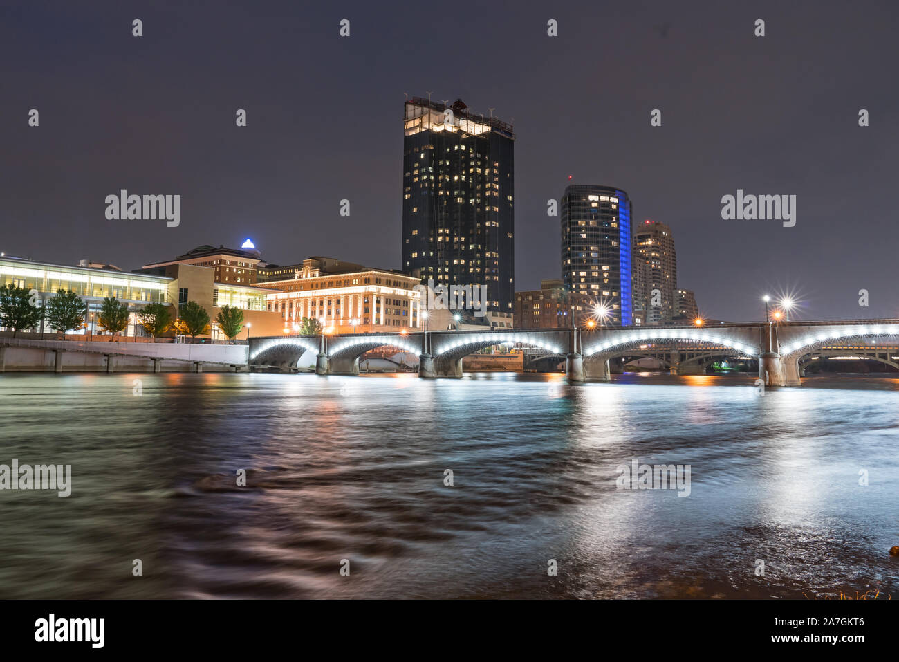Night Skyline de Grand Rapids, Michigan le long de la rivière Grand Banque D'Images