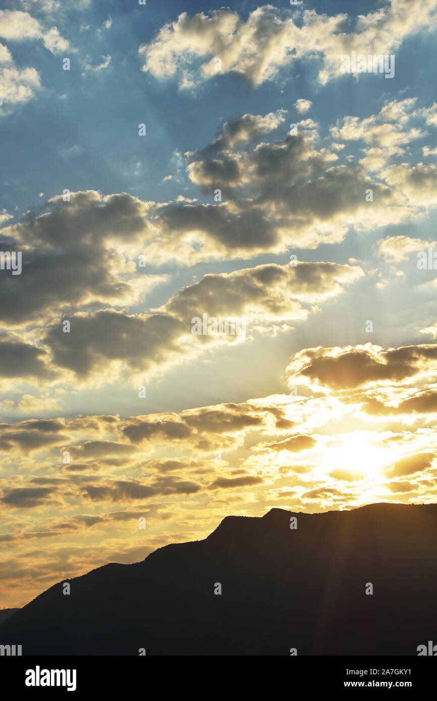 Lever du soleil avec des nuages sur la montagne Banque D'Images