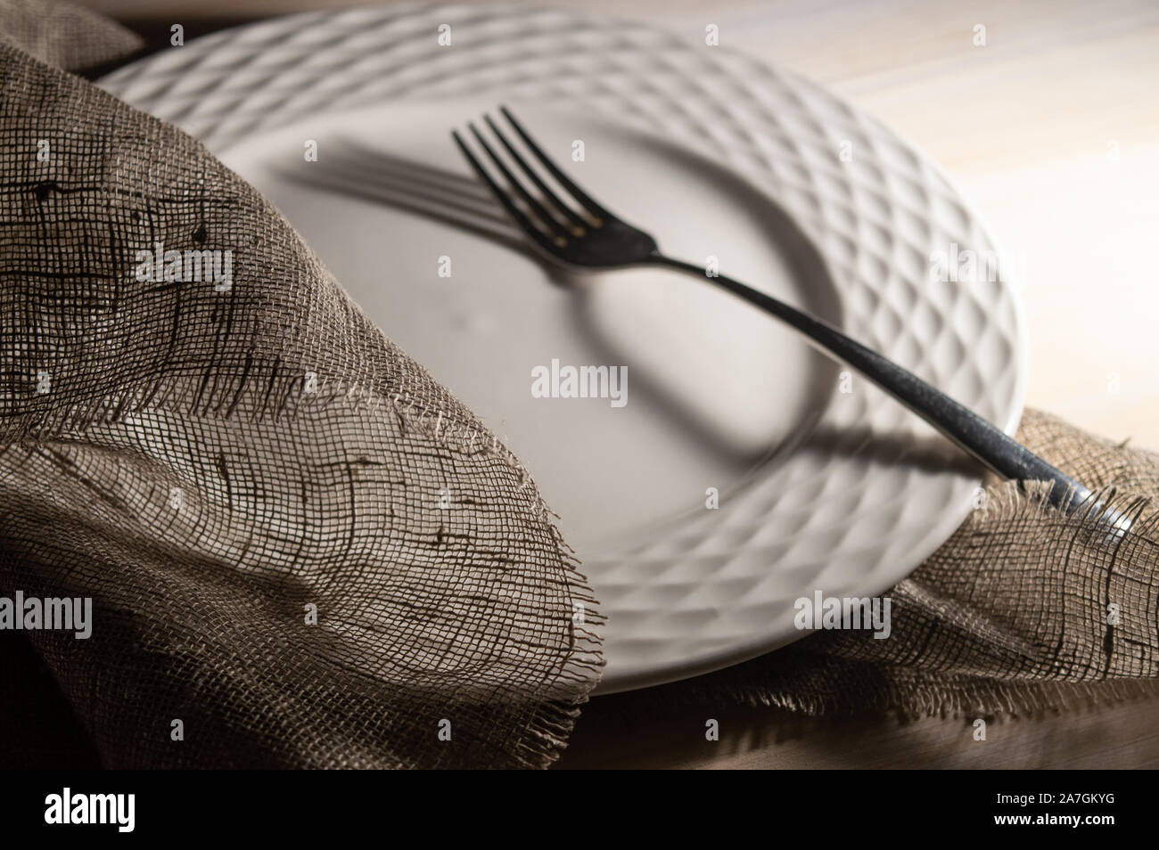 The table. Plaque blanche et d'une fourchette, , serviette Banque D'Images