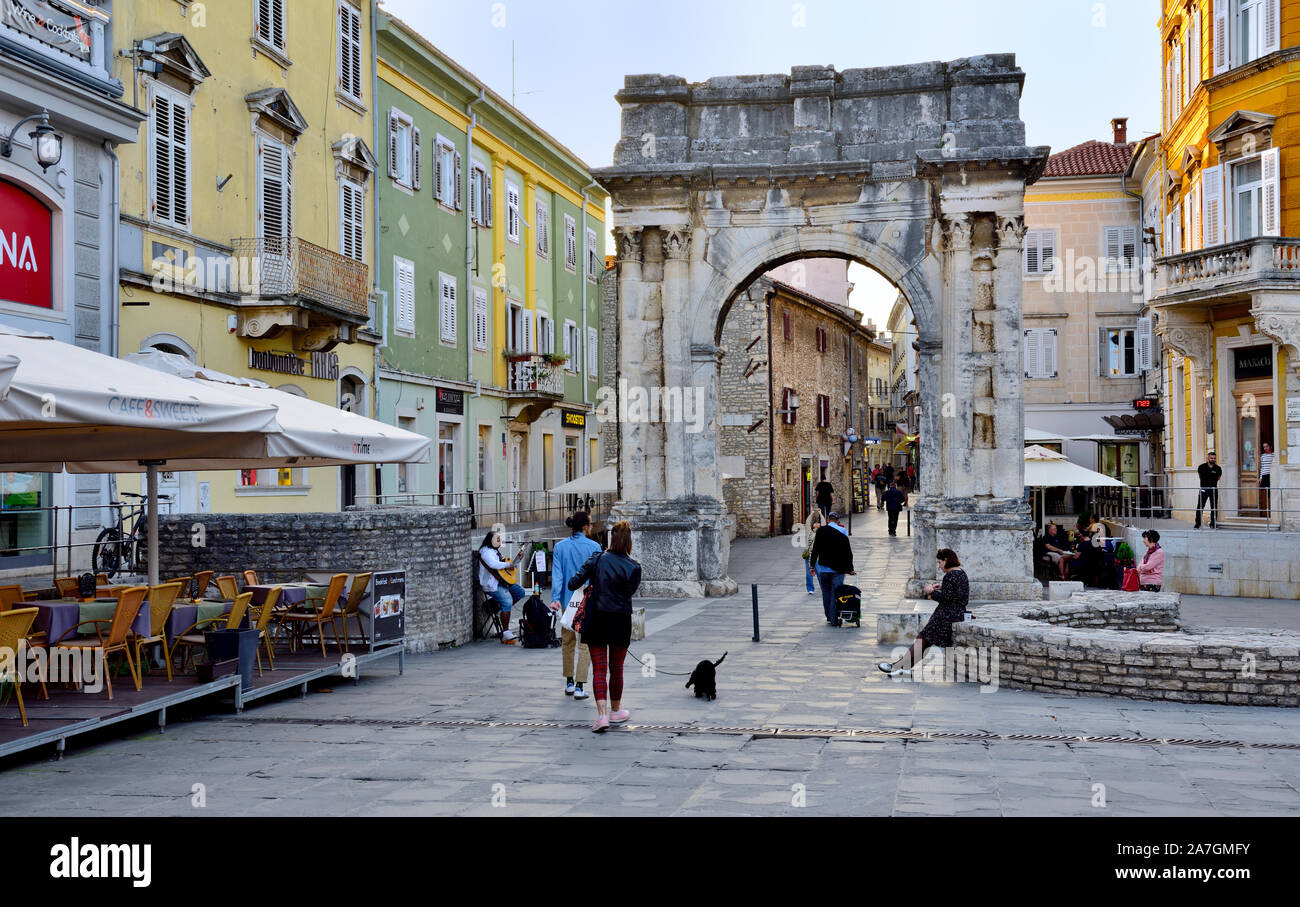 Arc romain antique de la Sergii, à une époque, une porte de la ville de Pula, Croatie Banque D'Images
