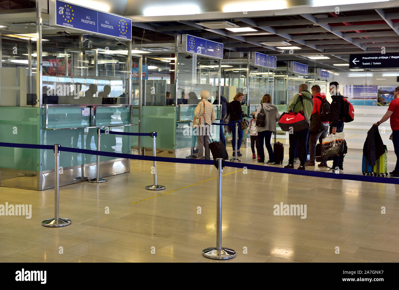 Point d'entrée des douanes avec les visiteurs en ligne, l'aéroport de Pula, Croatie Banque D'Images