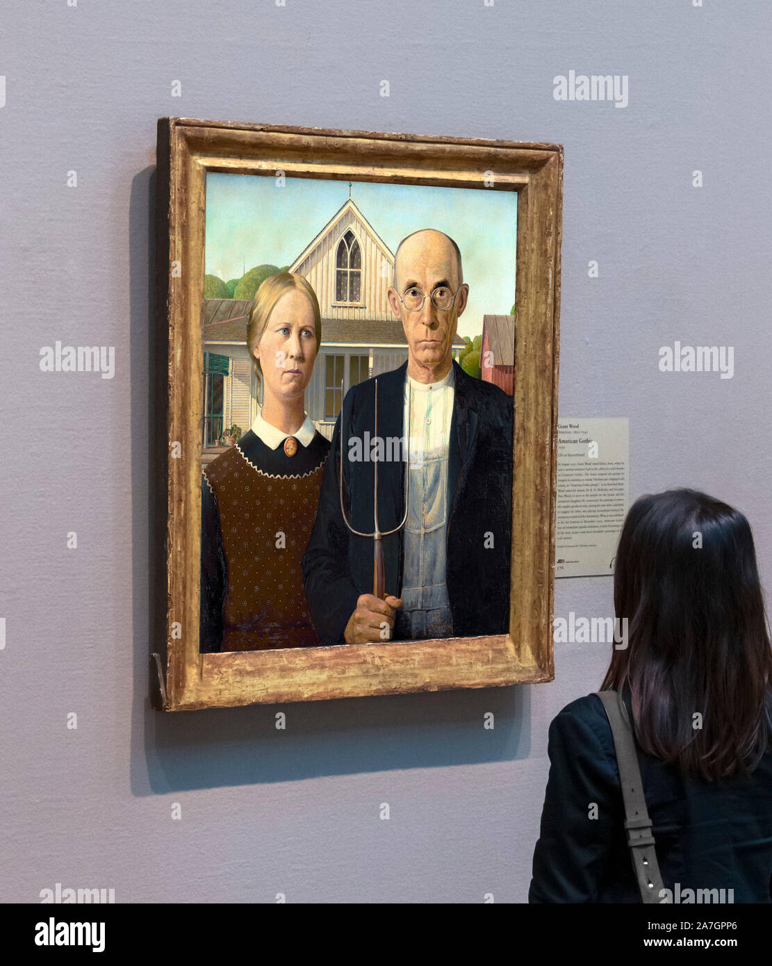 Visiteur à la peinture à l'American Gothic de Grant Wood (1891-1942), huile sur beaverboard, 1930. Art Institute of Chicago, Chicago, Illinois, États-Unis Banque D'Images