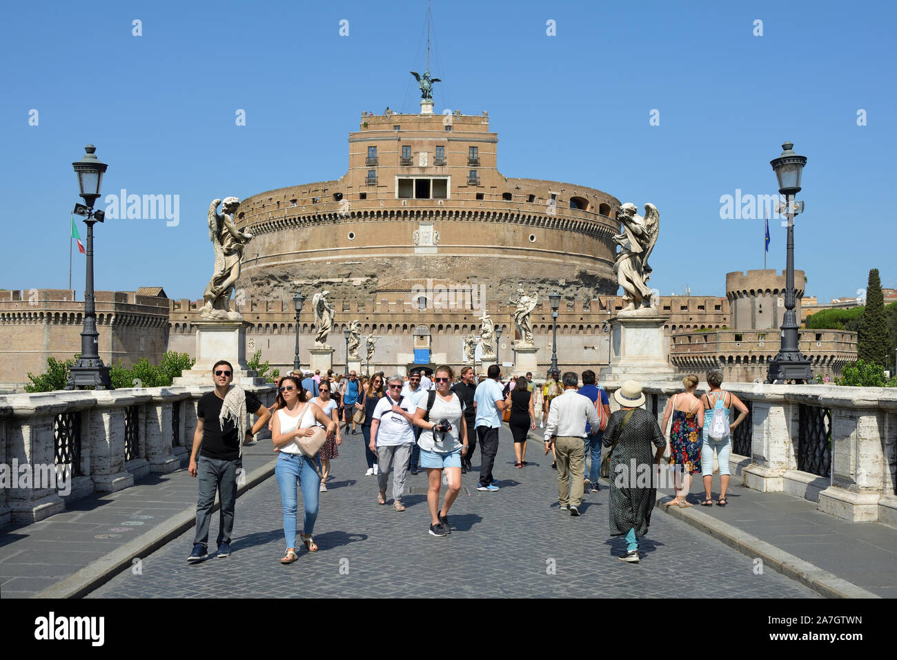 Les touristes sur le pont avant l'Ange Ange château avec le Musée National de Rome - Italie. Banque D'Images
