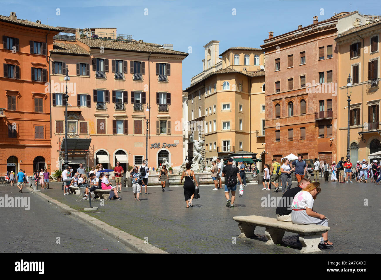 Les touristes sur la Piazza Navona, dans la capitale italienne Rome - Italie. Banque D'Images