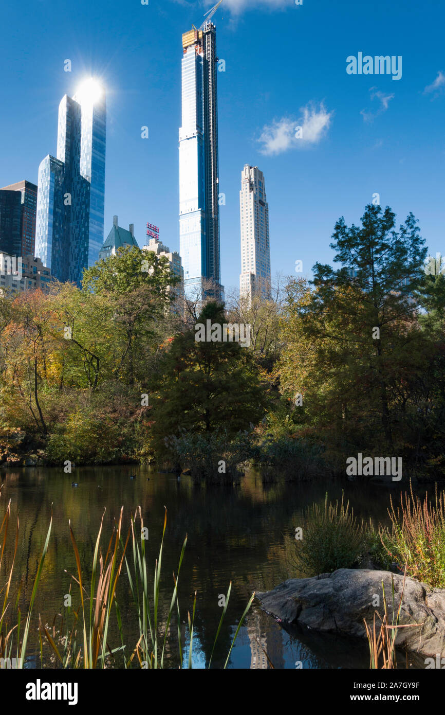 Gratte-ciel, vu du parc Central, y compris 220 Central Park South, New York City, USA Banque D'Images