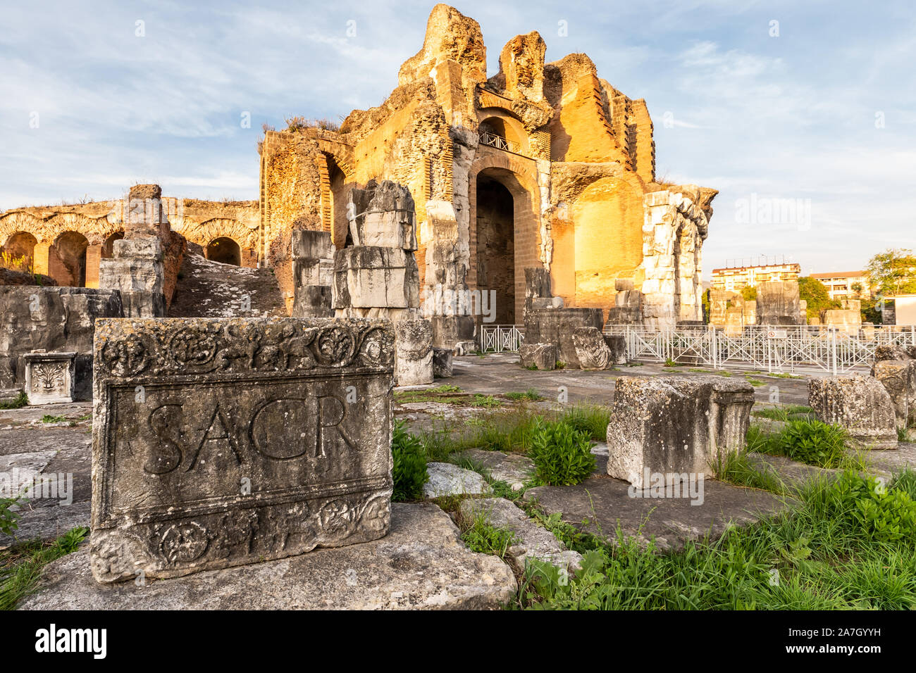 Les ruines de l'amphithéâtre romain situé dans l'ancien Capua, Caserta, Italie. Banque D'Images