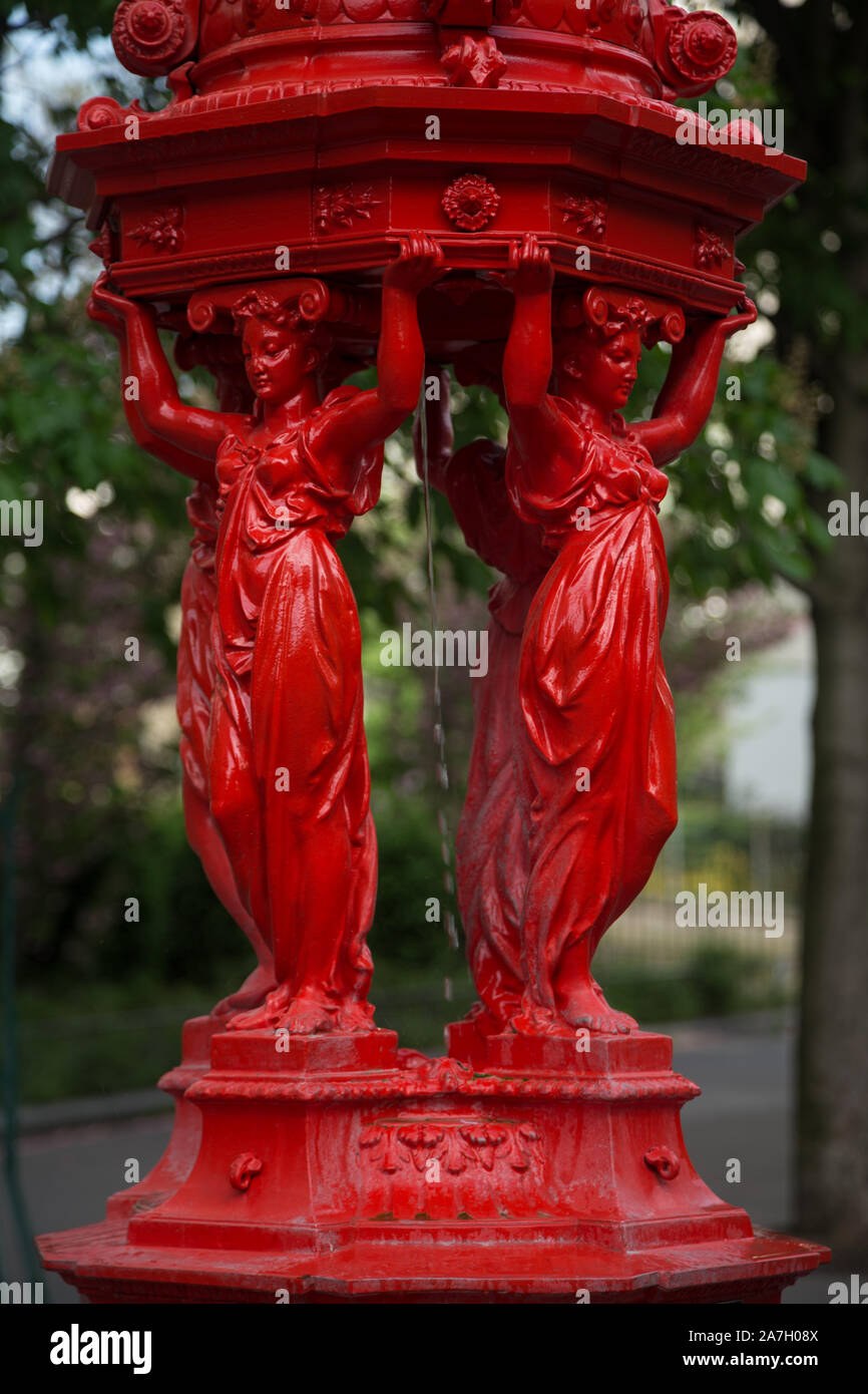 Fontaine Wallace, trouvés dans différents quartiers de Paris. En fonte. en forme de 4 femmes (caryatides) représentant la simplicité, la charité, la bonté d'un Banque D'Images