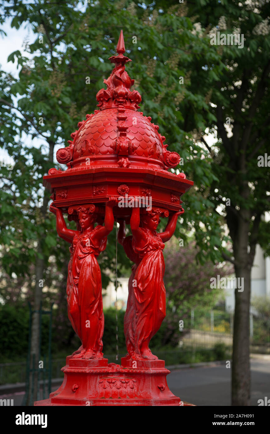 Fontaine Wallace, trouvés dans différents quartiers de Paris. En fonte. en forme de 4 femmes (caryatides) représentant la simplicité, la charité, la bonté d'un Banque D'Images