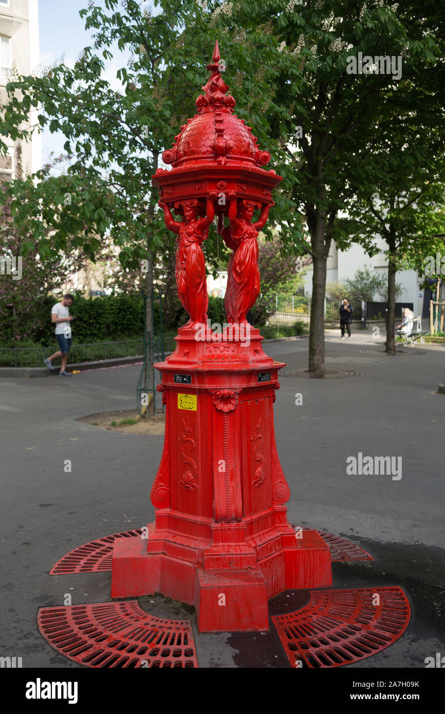 Fontaine Wallace, trouvés dans différents quartiers de Paris. En fonte. en forme de 4 femmes (caryatides) représentant la simplicité, la charité, la bonté d'un Banque D'Images
