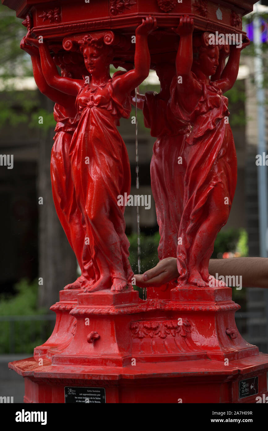 Fontaine Wallace, trouvés dans différents quartiers de Paris. En fonte. en forme de 4 femmes (caryatides) représentant la simplicité, la charité, la bonté d'un Banque D'Images