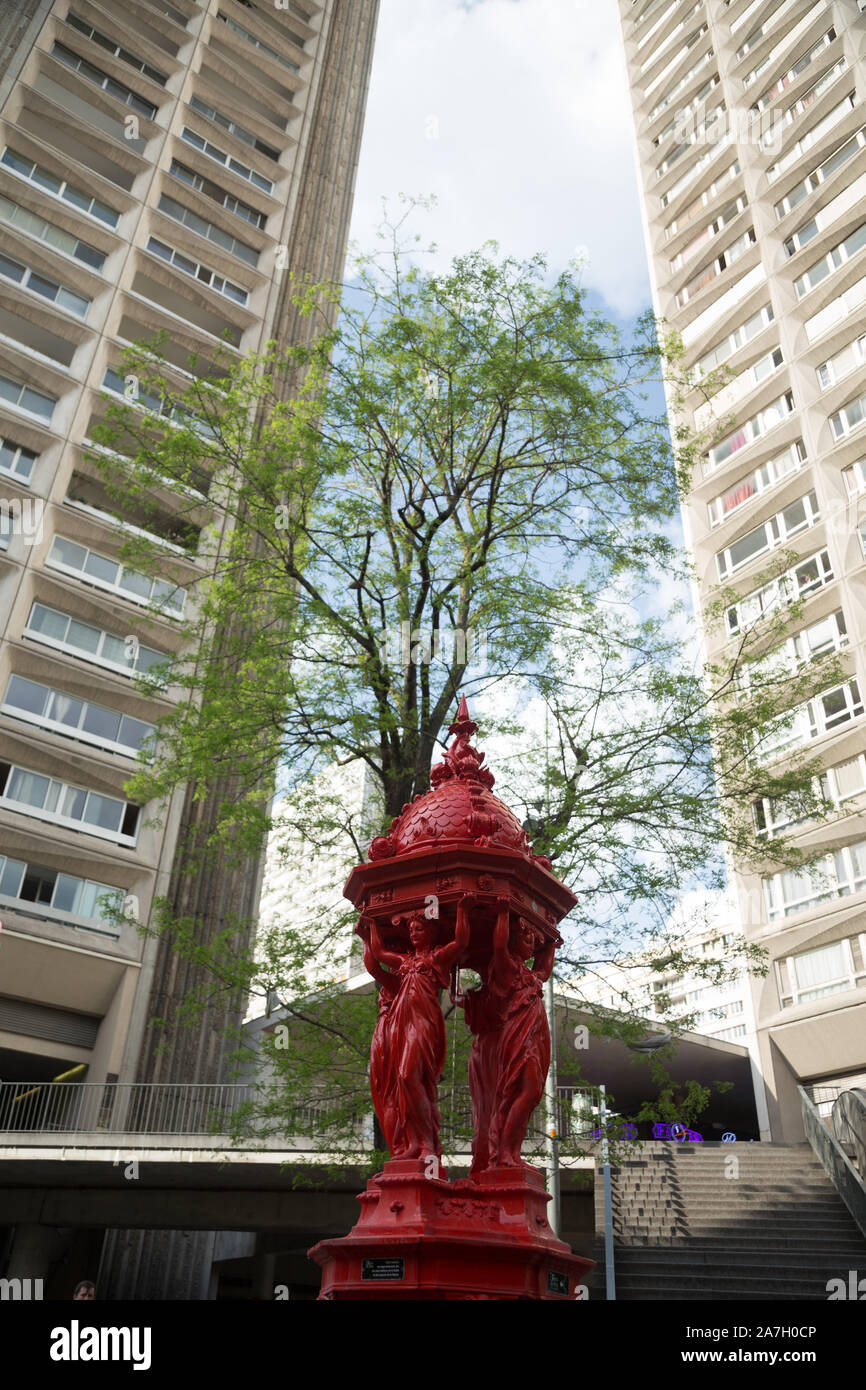 Fontaine Wallace, trouvés dans différents quartiers de Paris. En fonte. en forme de 4 femmes (caryatides) représentant la simplicité, la charité, la bonté d'un Banque D'Images