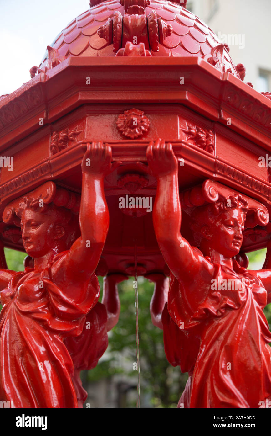 Fontaine Wallace, trouvés dans différents quartiers de Paris. En fonte. en forme de 4 femmes (caryatides) représentant la simplicité, la charité, la bonté d'un Banque D'Images