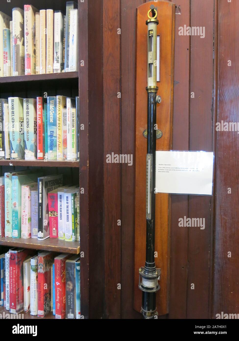 Un baromètre météo est suspendu sur le mur suivant pour les rayons de livres, comme les conditions météorologiques quotidiennes, l'enregistrement a été l'une des fonctions du bibliothécaire à la Bibliothèque Salle de linge. Banque D'Images