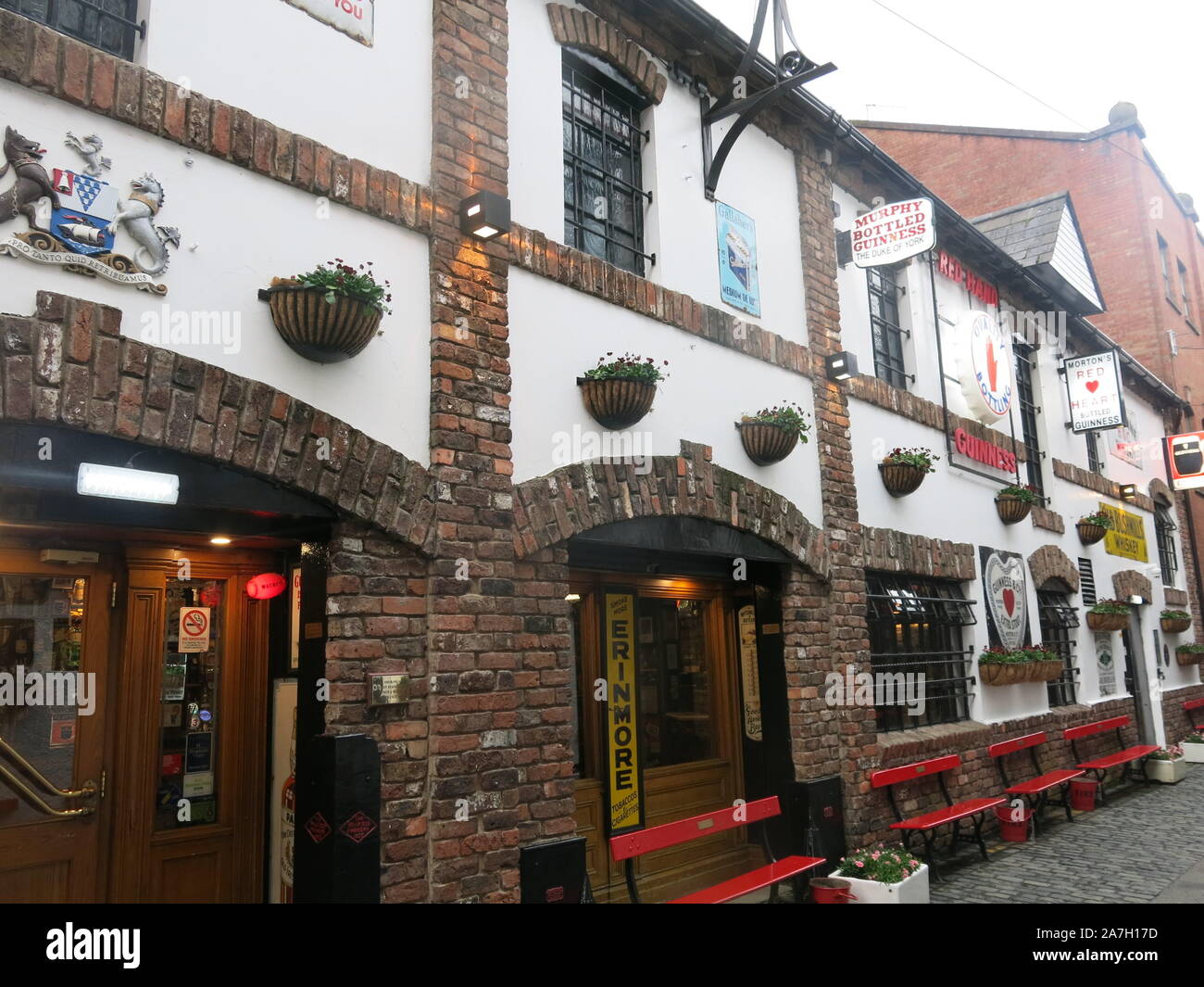 Commercial Court est une ruelle étroite pavée, dans la Cathédrale de Belfast trimestre où les bâtiments sont ornés de nostalgie irlandaise et pub bric-à-brac. Banque D'Images