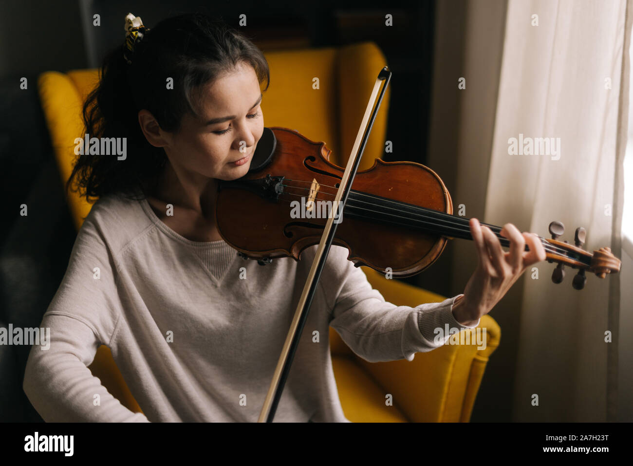 Jolie jeune femme au violon close-up Banque D'Images