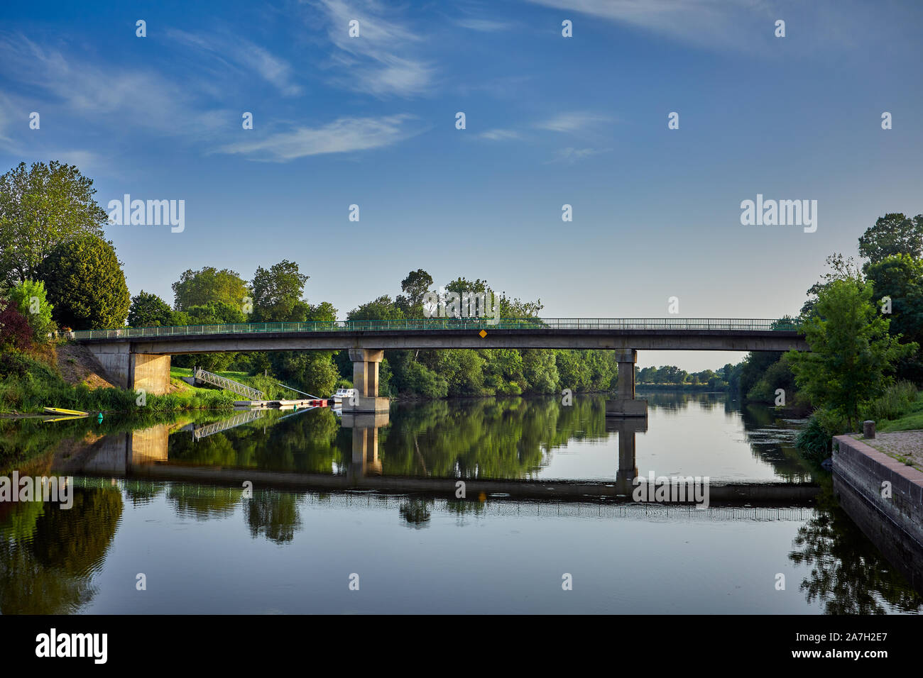 Image de le pont-route D59, sur la vilaine et le canal en Bretagne, France Banque D'Images