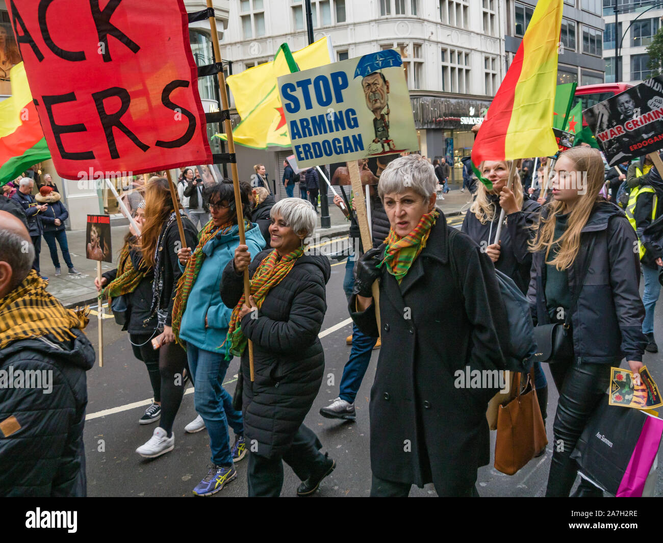 Londres, Royaume-Uni. 2 novembre 2019. Les gens y compris Southall Black Sisters sur la marche le long de la rue Oxford à l'appui de la Syrie au nord-est de l'Rojava contre l'invasion turque. L'administration démocratique menée par les Kurdes il y a fait de la justice écologique, une économie coopérative et de la libération des femmes au cœur de la société, et leurs groupes de militaires a mené avec succès le combat contre ISIS. Crédit : Peter Marshall/Alamy Live News Banque D'Images