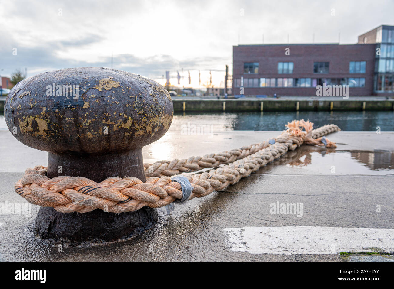 Un navire est attaché avec une corde épaisse d'un bollard dans le port Banque D'Images