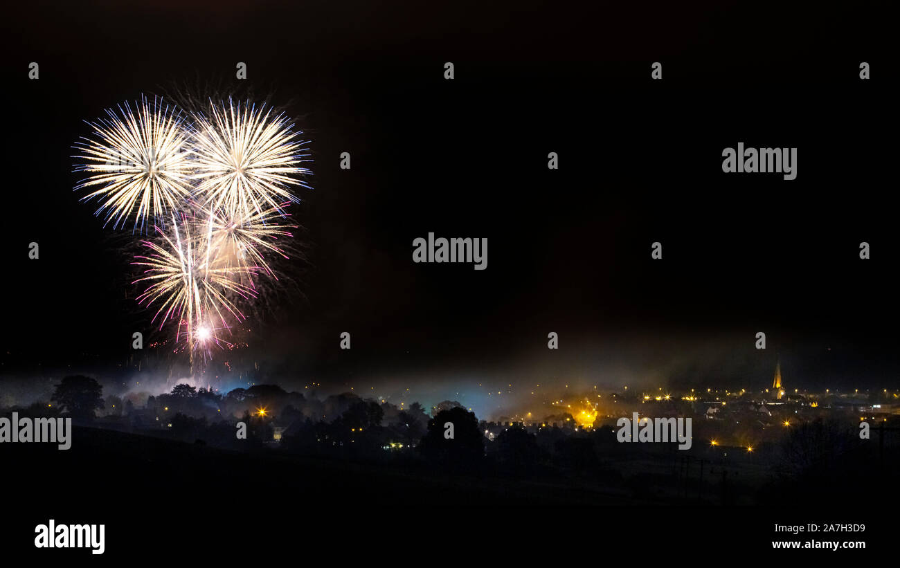 UTTOXETER, Staffordshire, Royaume-Uni. 2 NOVEMBRE 2019 : feu d'artifice sur Uttoxeter, Staffordshire, Royaume-Uni. 2 novembre 2019. Photo de Richard Holmes. Banque D'Images