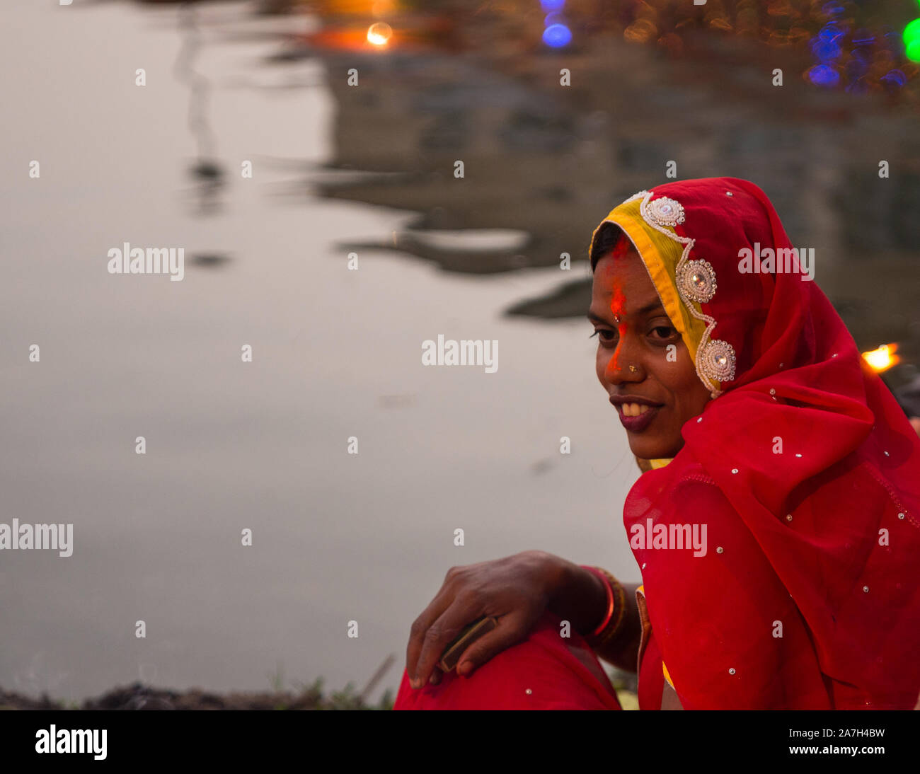 Un dévot attend pour effectuer les rituels pendant le festival.Le Chhath festival, l'adoration de Dieu Soleil, est observé dans les régions du Népal et l'Inde où les fidèles rendent hommage au soleil et sa sœur 'Chhathi Maiya'. Banque D'Images