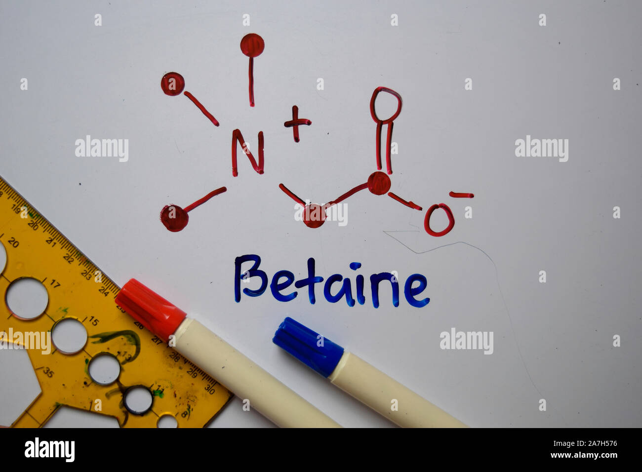 Molécule bétaïne écrire sur le tableau. Formule chimique structurels. Concept de l'éducation Banque D'Images