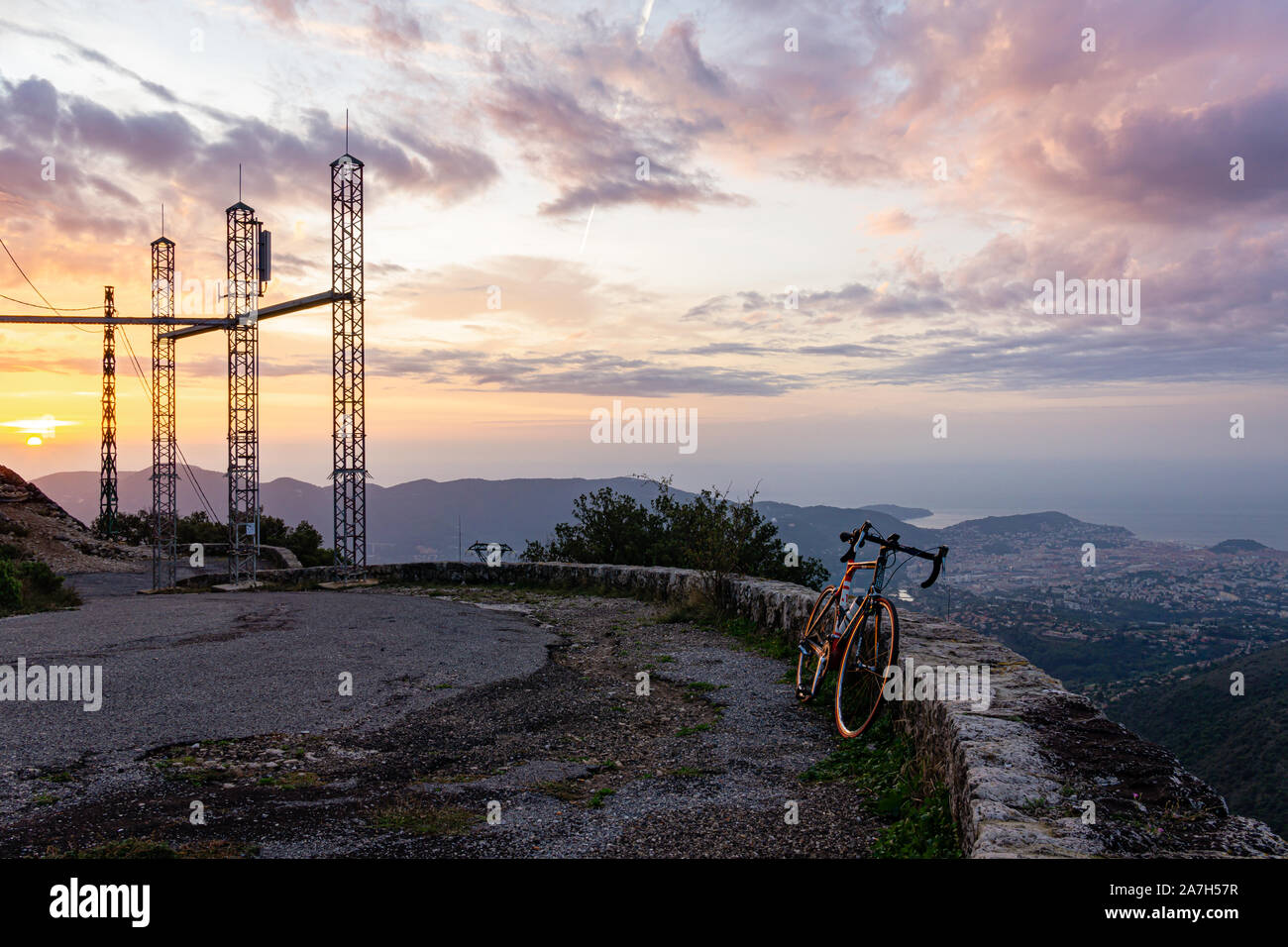 Randonnée à vélo pour le lever du soleil sur le dessus pour le Mont Chauve sur la Côte d'Azur Banque D'Images