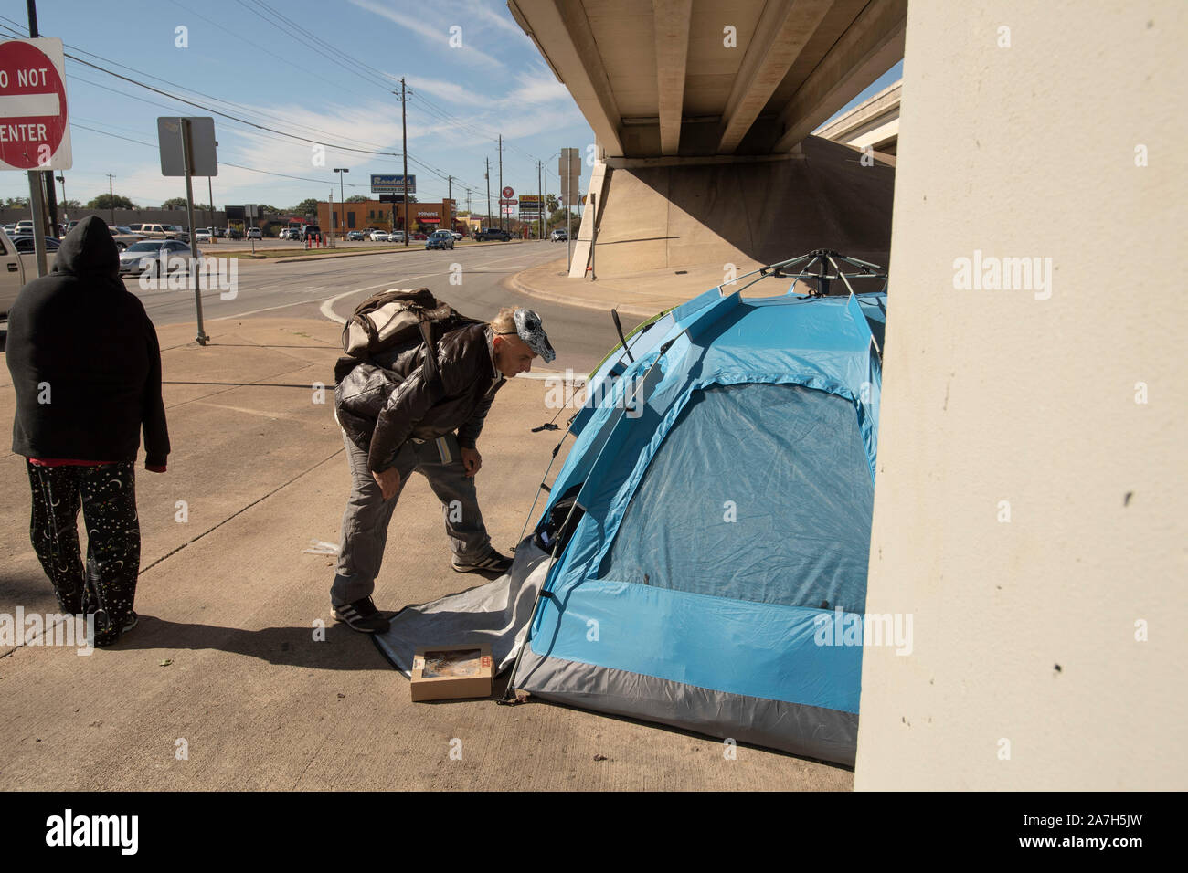 Jours avant une répression menacée par le gouverneur du Texas, Greg Abbott sur l'emprise publique, les sans-abri camping Texans attendent le ministère de l'autoroute et du gouverneur des actions dans Austin. La plupart ne savent où ils vont aller comme les refuges sont surchargés. Banque D'Images