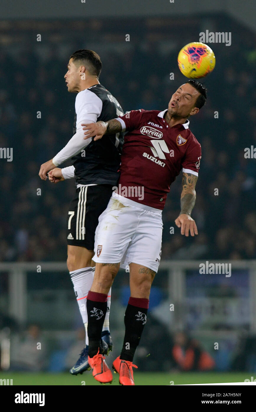 2 novembre 2019 ; Grande olympique Stade de Turin, Turin, Piémont, Italie, Serie A, la Juventus Turin Football versus ; une bataille aérienne entre Cristiano Ronaldo de la Juventus et Lyanco de Torino FC - usage éditorial Banque D'Images