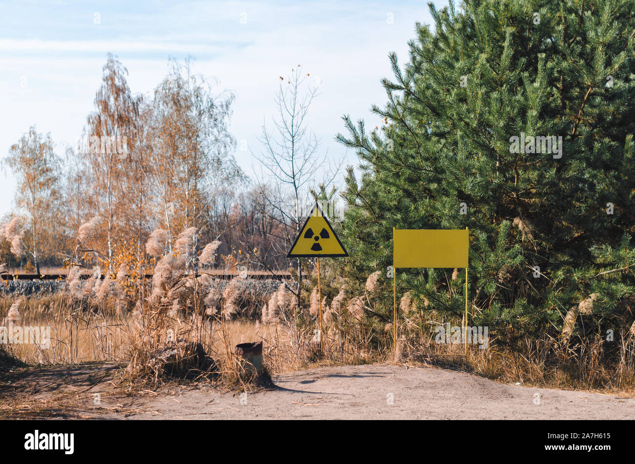 Signe de contamination radioactive dans une forêt de Tchernobyl l'Ukraine à l'automne Banque D'Images