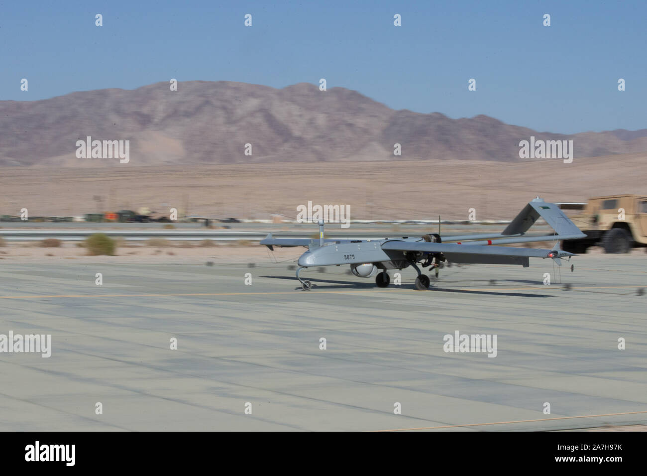 Un RQ 7B Shadow V-2 atterrit à l'expéditionnaire stratégique sur le terrain d'atterrissage après un vol de surveillance au Marine Corps Air Ground Combat Center, Twentynine Palms, California, 29 octobre, 2019. L'exercice de combat de MAGTF (1-20) MWX donnera 2e Division de Marines (2d MARDIV) l'occasion de l'exercice joint capacités. MWX est défini pour être MARDIV 2d'opération la plus importante depuis des décennies. (U.S. Marine Corps photo par Lance Cpl. Jesse Carter-Powell) Banque D'Images