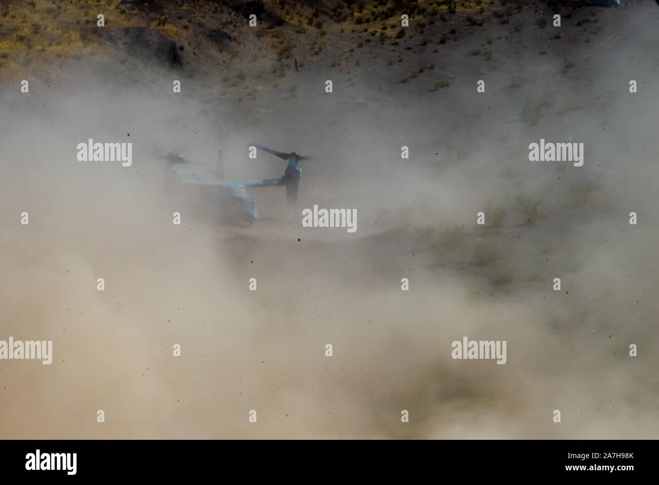 Un MV-22 Osprey maritime avec l'escadron 266 à rotors basculants moyen, 2nd Marine Aircraft Wing (2d MAW), se prépare à prendre la fuite au Marine Corps Air Ground Combat Center, Twentynine Palms, California, le 30 octobre 2019. MAW 2d fournit l'appui aérien lors de la préparation à l'exercice de combat de MAGTF (1-20) MWX. MWX est définie pour être 2e Division de marines dans la plus importante opération des décennies. (U.S. Marine Corps photo par Lance Cpl. Jesse Carter-Powell) Banque D'Images