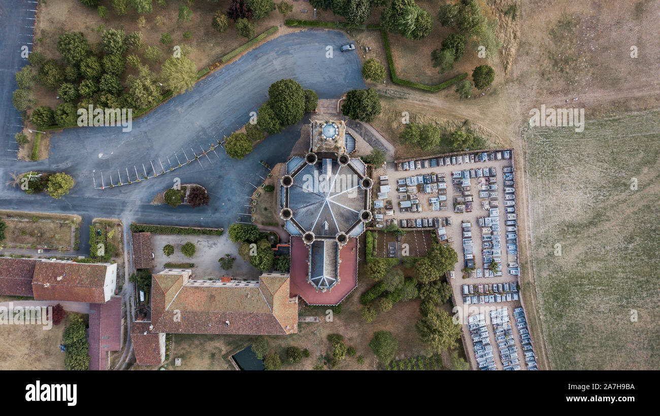 Vue aérienne de frais généraux de l'église Notre-Dame-de-la-Dreche en dehors de la ville d'Albi Banque D'Images